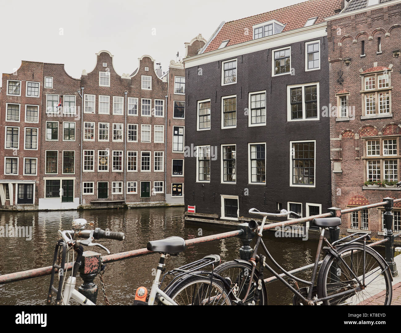 Tipico canale olandese e la scena di bicicletta, Amsterdam, Olanda Foto Stock