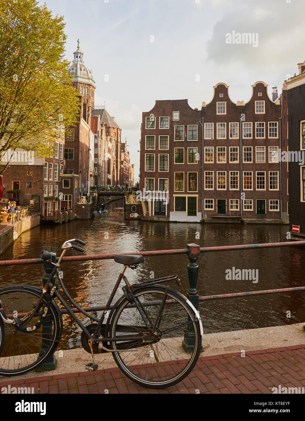 Tradizionale canale olandese e la scena di bicicletta, Amsterdam, Olanda Foto Stock