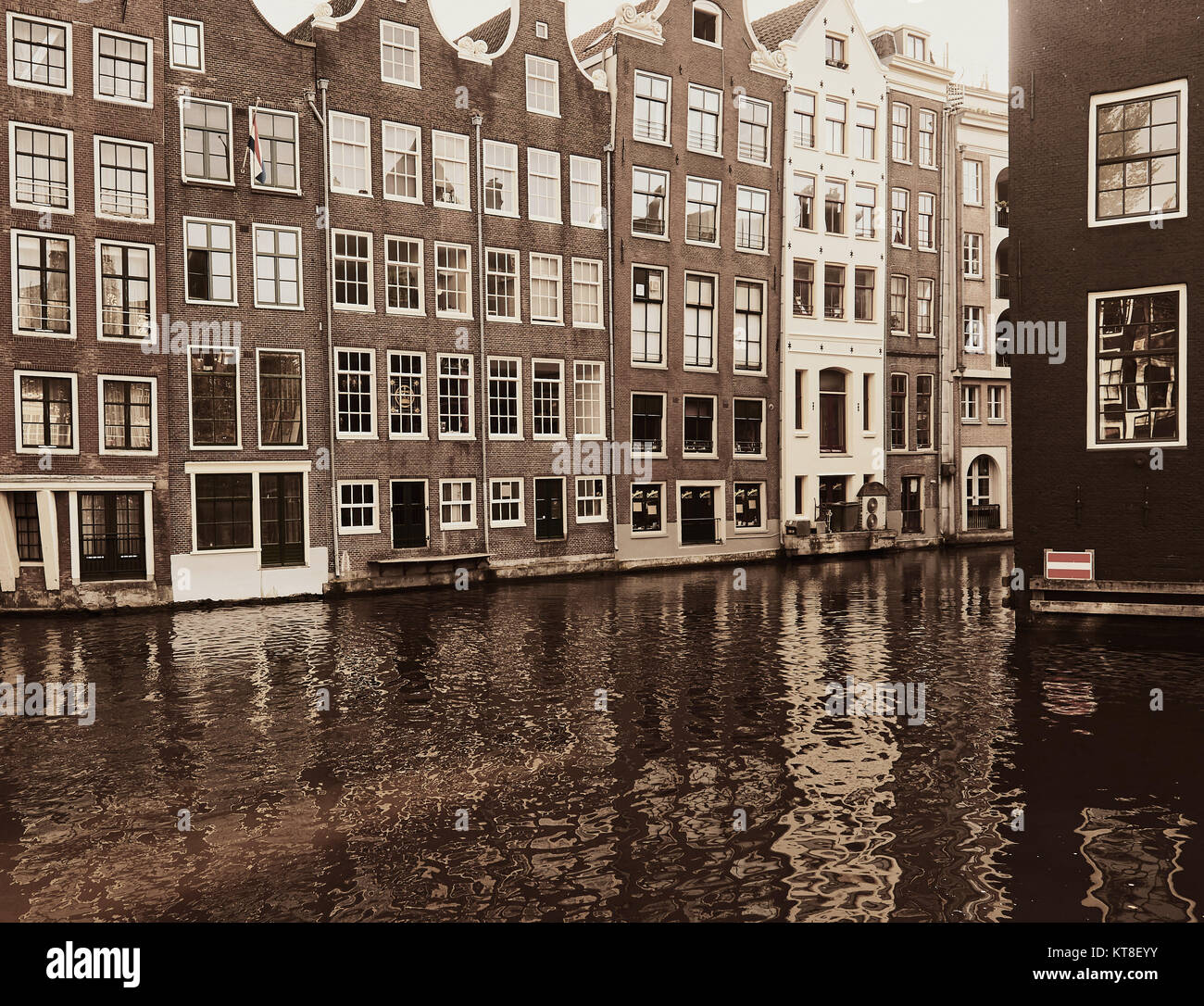 Case tradizionali lungo il canal, Amsterdam, Olanda Foto Stock