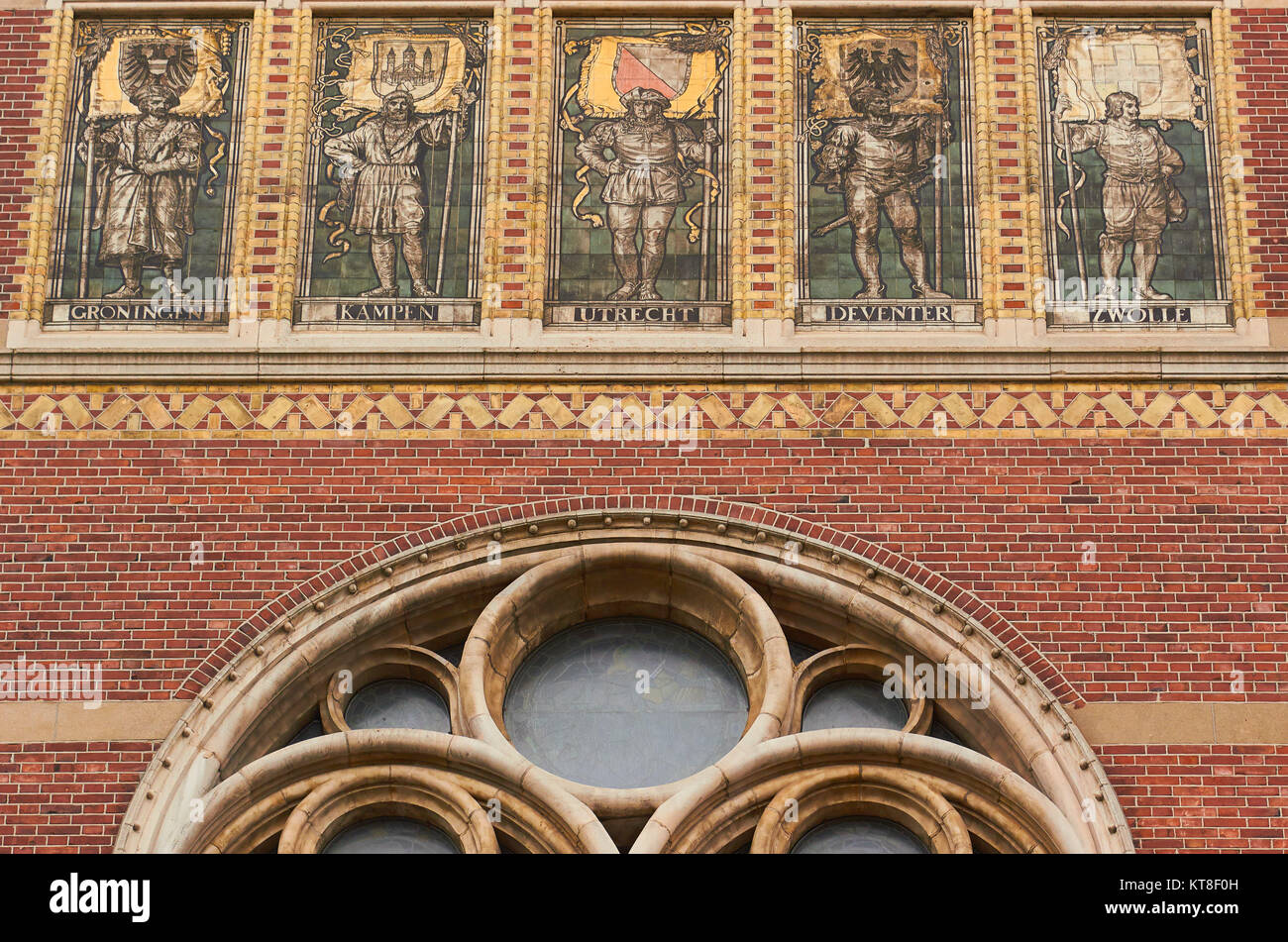 Le figure che rappresentano città olandesi sull esterno del Rijksmuseum da P J H Cuypers (1885), Museumplein (Museum Square), Amsterdam, Olanda Foto Stock