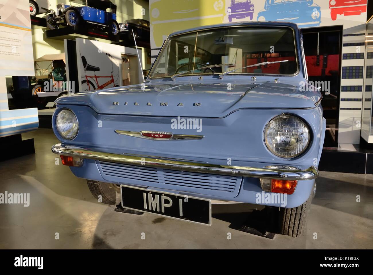 Un classico Hillman Imp auto sul display in riva al fiume e al museo dei trasporti e viaggi a Glasgow, Scotland, Regno Unito Foto Stock