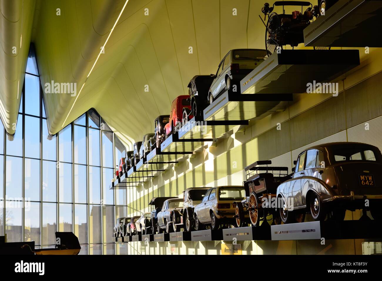 Righe di montato a parete vintage e classic cars in Riverside Museum, Scozia il Museo dei Trasporti e viaggi a Glasgow, Regno Unito Foto Stock