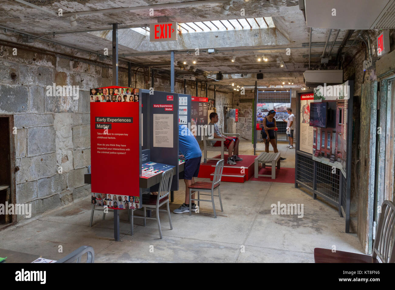 Mostra 'Carceri oggi' all'interno del penitenziario dell'Eastern State Historic Site, Philadelphia, Pennsylvania, Stati Uniti. Foto Stock