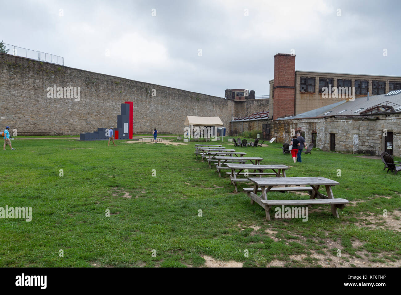 La principale area di esercizio ed alto muro di confine entro il Penitenziario dell'Eastern State Historic Site, Philadelphia, Pennsylvania, Stati Uniti. Foto Stock