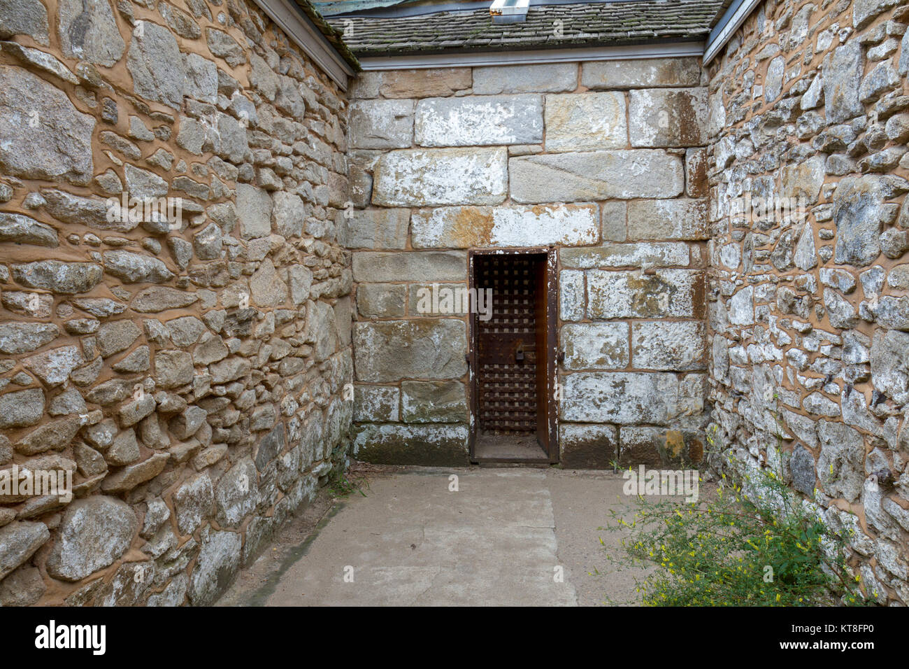 Piccolo esercizio cortile dietro una cella all'interno del penitenziario dell'Eastern State Historic Site, Philadelphia, Pennsylvania, Stati Uniti. Foto Stock