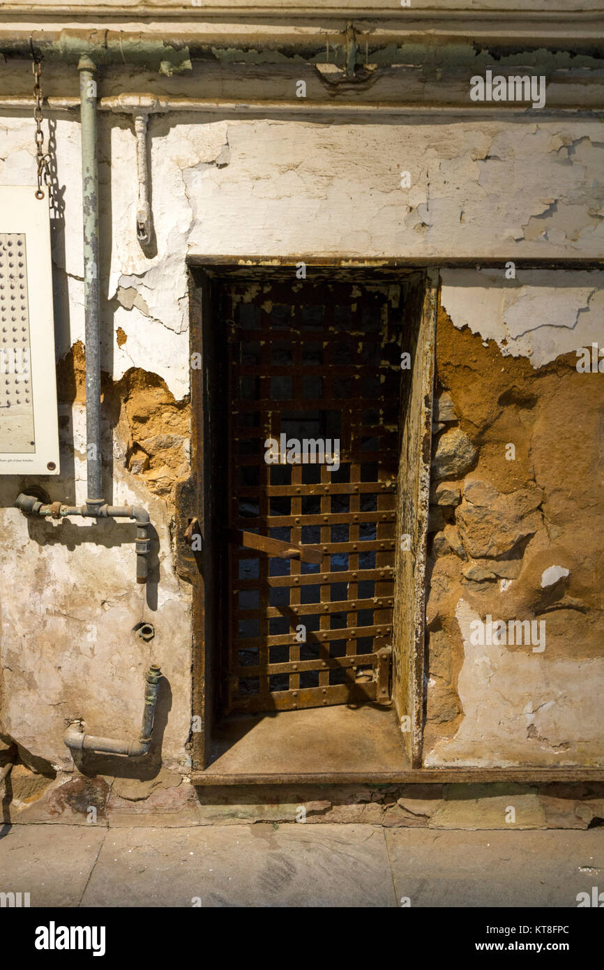 Una tipica cella porta dentro il Penitenziario dell'Eastern State Historic Site, Philadelphia, Pennsylvania, Stati Uniti. Foto Stock