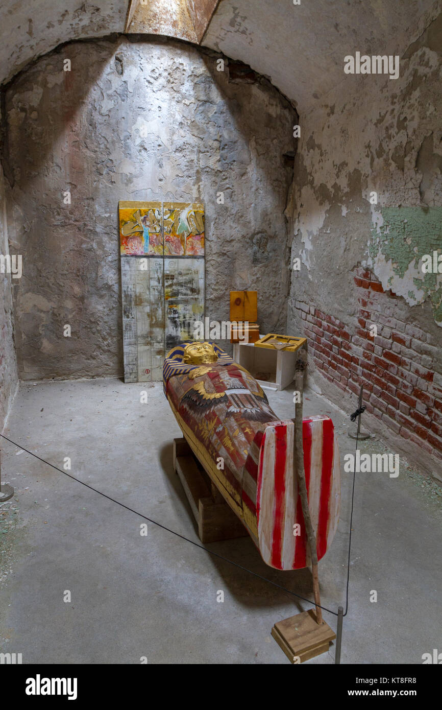 'Sepulture' da Jared Scott Owens arte di installazione all'interno del penitenziario dell'Eastern State Historic Site, Philadelphia, Pennsylvania, Stati Uniti. Foto Stock
