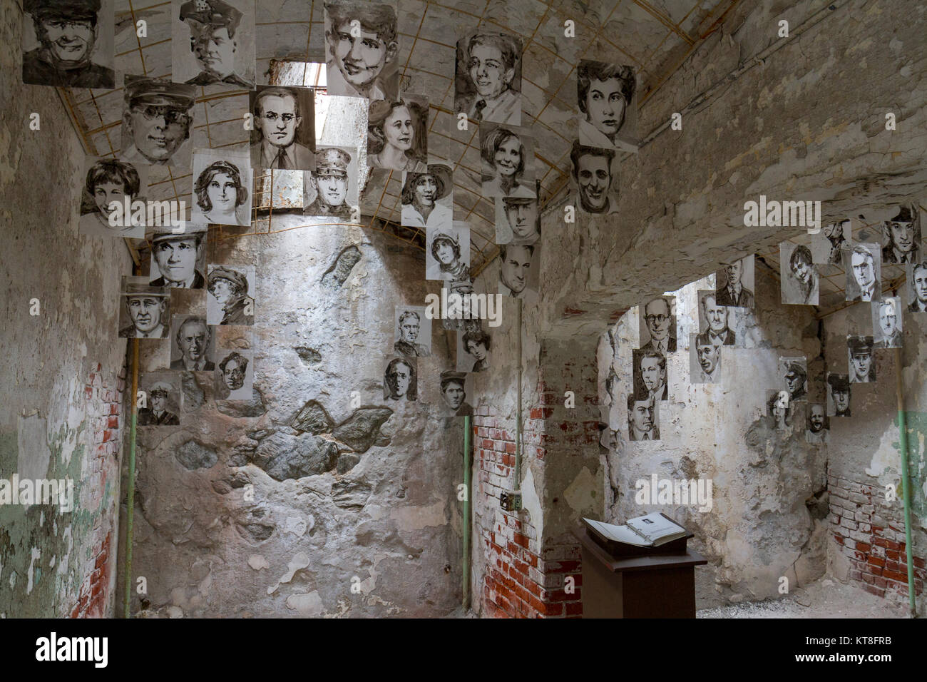 " Altre assenze' da Cindy Stockton Moore arte di installazione all'interno del penitenziario dell'Eastern State Historic Site, Philadelphia, PA, Stati Uniti. Foto Stock