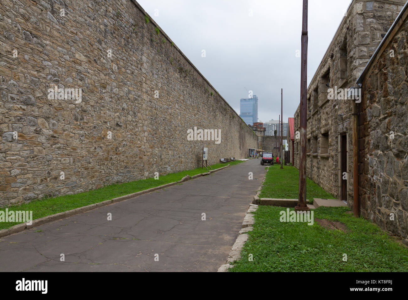 L'alta cinta di mura entro il Penitenziario dell'Eastern State Historic Site, Philadelphia, Pennsylvania, Stati Uniti. Foto Stock