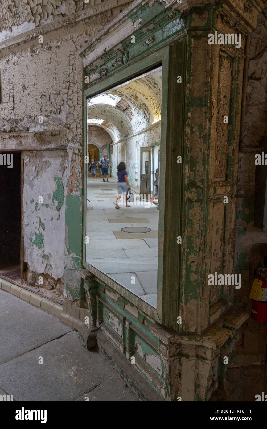 Grande specchio in una cella Ala consentendo alle guardie di vedere Arrotondare gli angoli all'interno del penitenziario dell'Eastern State Historic Site, Philadelphia, PA, Stati Uniti. Foto Stock