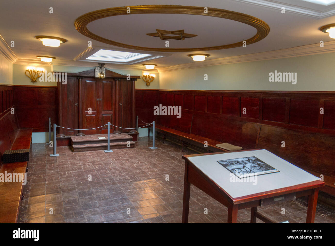 La sinagoga e la vita ebraica presentano all'interno del penitenziario dell'Eastern State Historic Site, Philadelphia, PA, Stati Uniti. Foto Stock