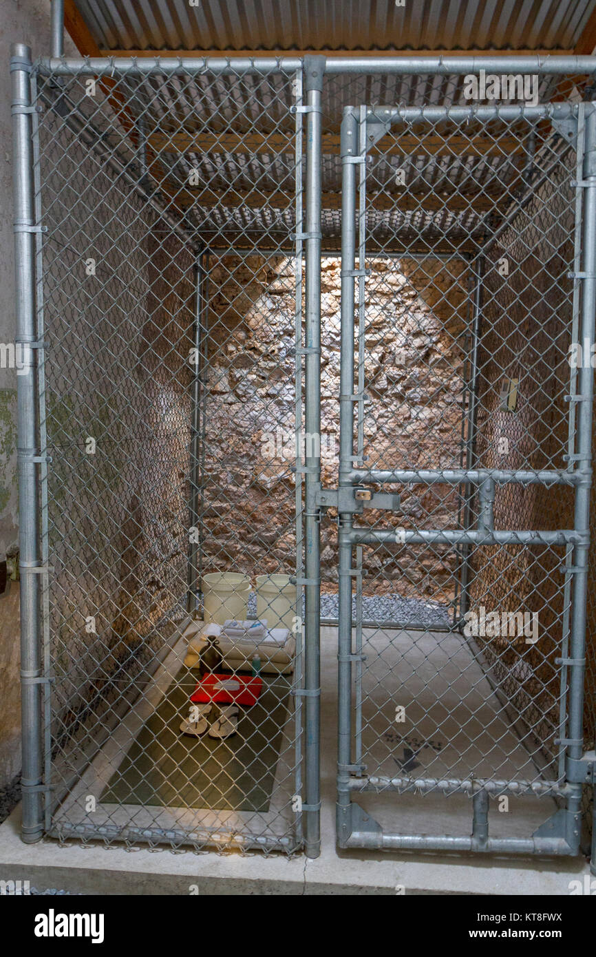 "GTMO' da William Cromar arte di installazione all'interno del penitenziario dell'Eastern State Historic Site, Philadelphia, Pennsylvania, Stati Uniti. Foto Stock