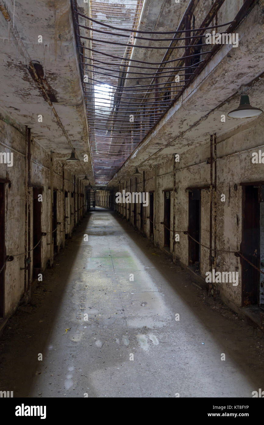 Vista interna blocco di cella 14 all'interno del penitenziario dell'Eastern State Historic Site, Philadelphia, Pennsylvania, Stati Uniti. Foto Stock