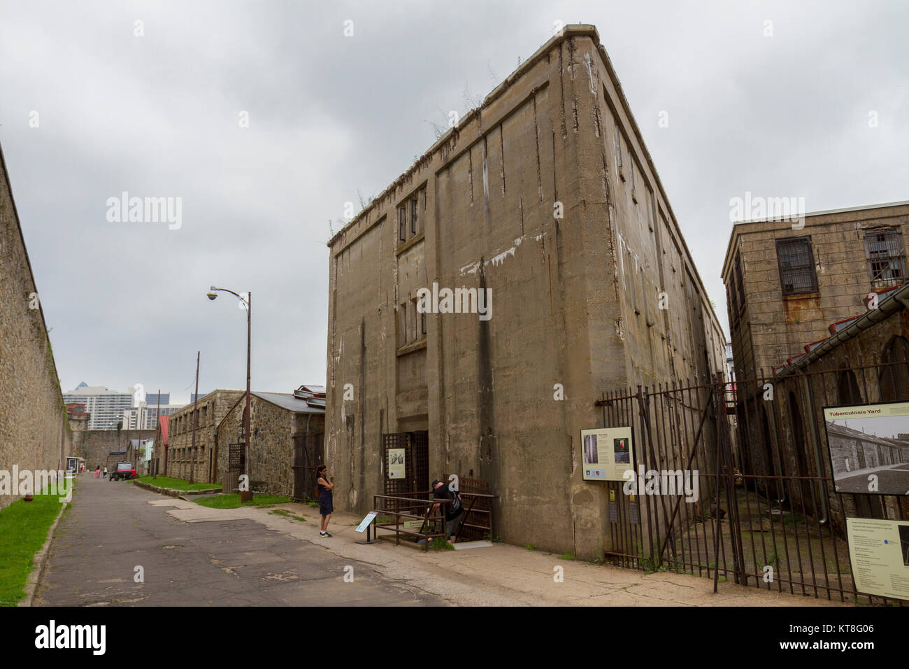 Blocco di cella 14 all'interno del penitenziario dell'Eastern State Historic Site, Philadelphia, Pennsylvania, Stati Uniti. Foto Stock
