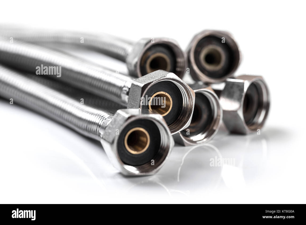 Attrezzature idrauliche - flessibile intrecciato tubi flessibili acqua isolato su bianco Foto Stock