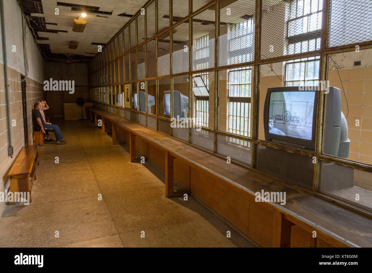 Nessun contatto visitazione sala dentro il Penitenziario dell'Eastern State Historic Site, Philadelphia, Pennsylvania, Stati Uniti. Foto Stock