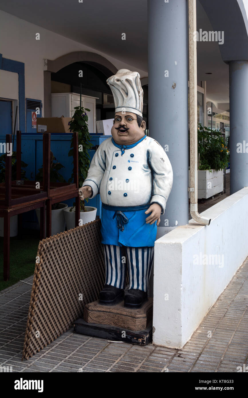 Lo Chef statua al di fuori di un ristorante, Lanzarote, Isole Canarie, Spagna Foto Stock