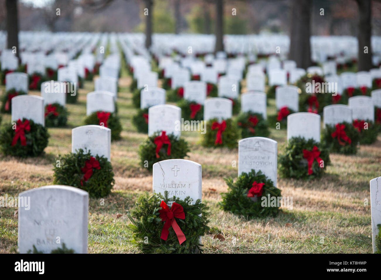 Ghirlande resto sulle lapidi nella sezione 65 di Al Cimitero Nazionale di Arlington Arlington, Virginia, Dic 19, 2017. Il 16 Dicembre il cimitero ha ospitato le ghirlande in tutta l'America anche che ha portato più di 75.000 volontari per il Cimitero Nazionale di Arlington al posto di corone a gravesites. (U.S. Foto dell'esercito da Elizabeth Fraser / il Cimitero Nazionale di Arlington / rilasciato) Foto Stock