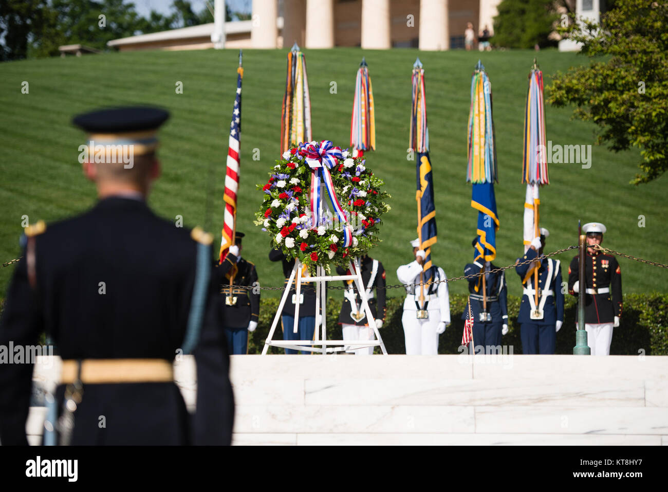 Servizio i membri partecipano a una ghirlanda di cerimonia di posa a Pres. John F. Kennedy nel recinto al Cimitero Nazionale di Arlington, 29 maggio 2016, in Arlington, Virginia la ghirlanda recante contrassegnato Kennedy 99th compleanno. (U.S. Foto dell'esercito da Rachel Larue/Al Cimitero Nazionale di Arlington/rilasciato) Foto Stock