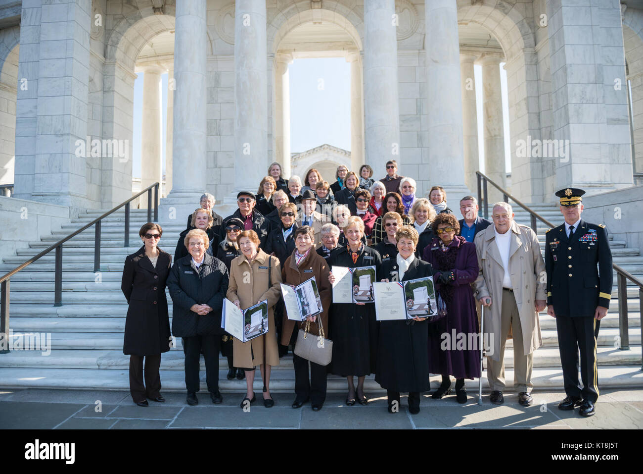 Esercito Arlington Ladies stand con la sig.ra Katharine Kelley (estrema sinistra), Sovrintendente, il Cimitero Nazionale di Arlington; e il Mag. Gen. Michael Howard (estrema destra), comandante generale, U.S. Esercito Distretto Militare di Washington; a ovest la fasi del Memorial anfiteatro presso il Cimitero Nazionale di Arlington, Arlington, Virginia, nov. 15, 2017. In precedenza, quattro esercito Ladier Arlington ha partecipato a un esercito tutti gli onori Wreath-Laying cerimonia presso la tomba del Milite Ignoto. (U.S. Foto dell'esercito da Elizabeth Fraser / il Cimitero Nazionale di Arlington / rilasciato) Foto Stock