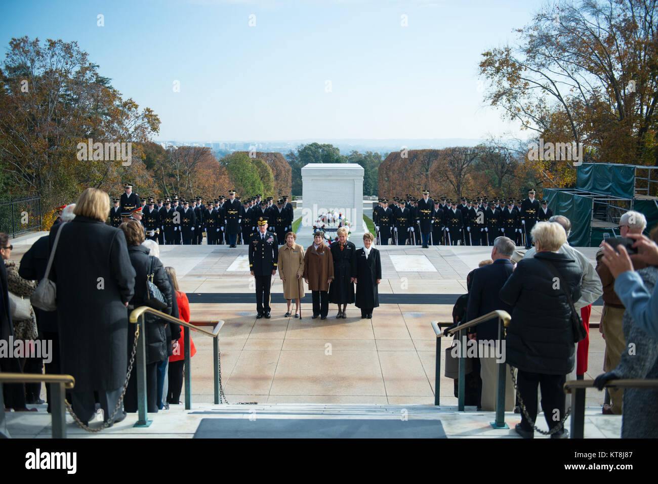 (Da sinistra) Il Mag. Gen. Michael Howard, comandante generale, U.S. Esercito Distretto Militare di Washington; e Janie Burton, Firenze del diagramma di Gantt, Jill E. McGovern, Lorna Malooley, e Janie Burton, Esercito Arlington Ladies, partecipare a un esercito tutti gli onori Wreath-Laying cerimonia presso la tomba del Milite Ignoto presso il Cimitero Nazionale di Arlington, Arlington, Virginia, nov. 15, 2017. (U.S. Foto dell'esercito da Elizabeth Fraser / il Cimitero Nazionale di Arlington / rilasciato) Foto Stock