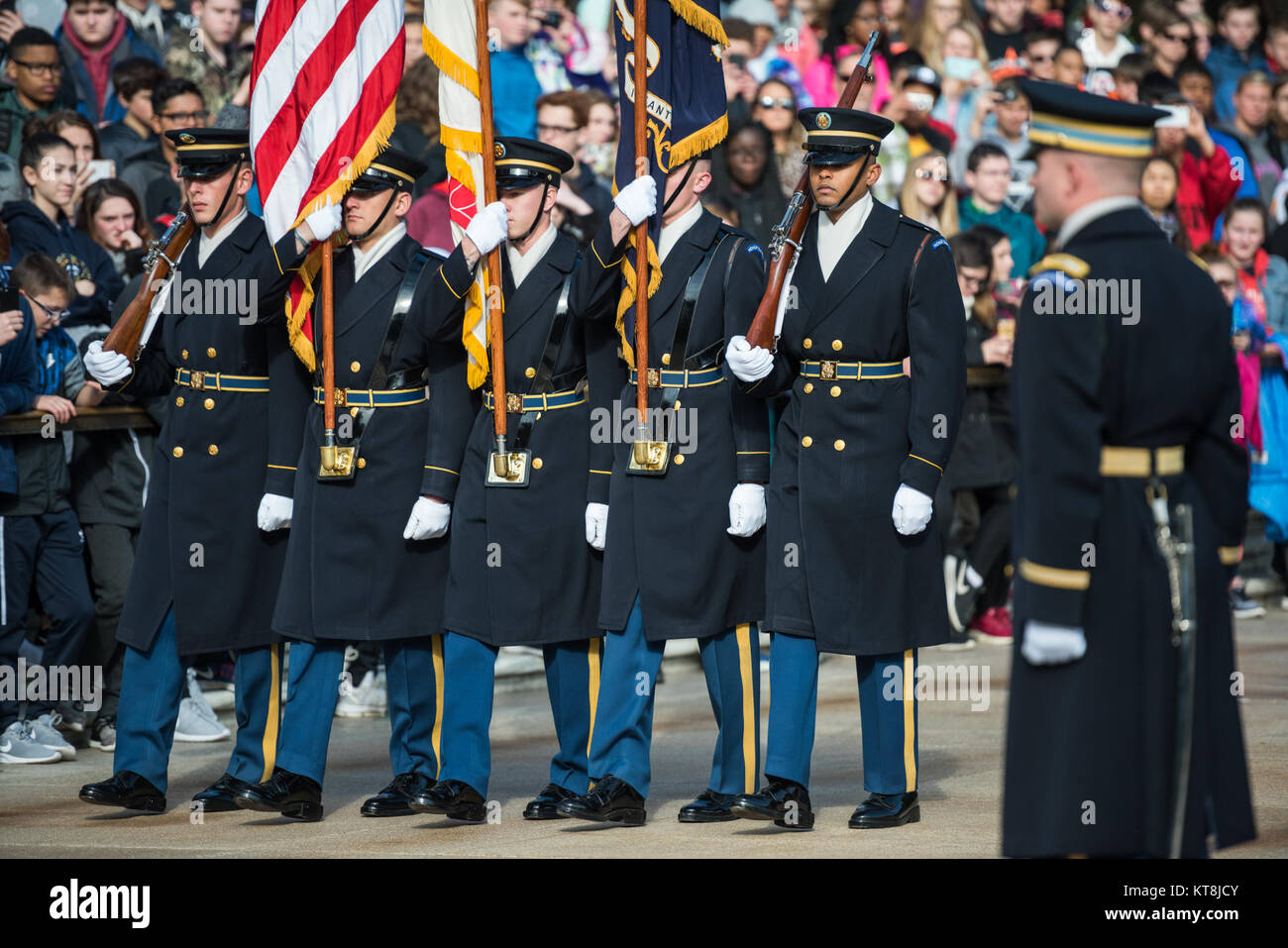 I membri dell'U.S. Esercito Guardia di colore di partecipare a un esercito tutti gli onori Wreath-Laying cerimonia per l'esercito Arlington Ladies presso la tomba del Milite Ignoto presso il Cimitero Nazionale di Arlington, Arlington, Virginia, nov. 15, 2017. (U.S. Foto dell'esercito da Elizabeth Fraser / il Cimitero Nazionale di Arlington / rilasciato) Foto Stock