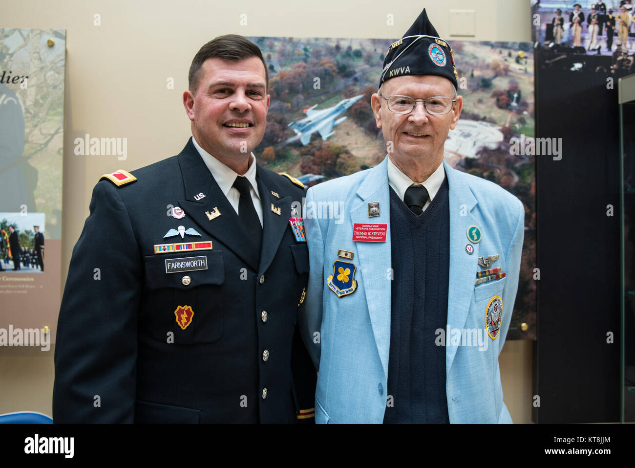 Col. Jerry Farnsworth, capo del personale, Esercito Nazionale i cimiteri militari e il Cimitero Nazionale di Arlington; e Thomas Stevens, presidente nazionale, dei veterani di guerra coreana associazione; nel memoriale Anfiteatro Sala di visualizzazione durante la giornata dei veterani di osservanza a Arlington il Cimitero Nazionale di Arlington, Virginia, nov. 11, 2017. (U.S. Foto dell'esercito da Elizabeth Fraser / il Cimitero Nazionale di Arlington / rilasciato) Foto Stock