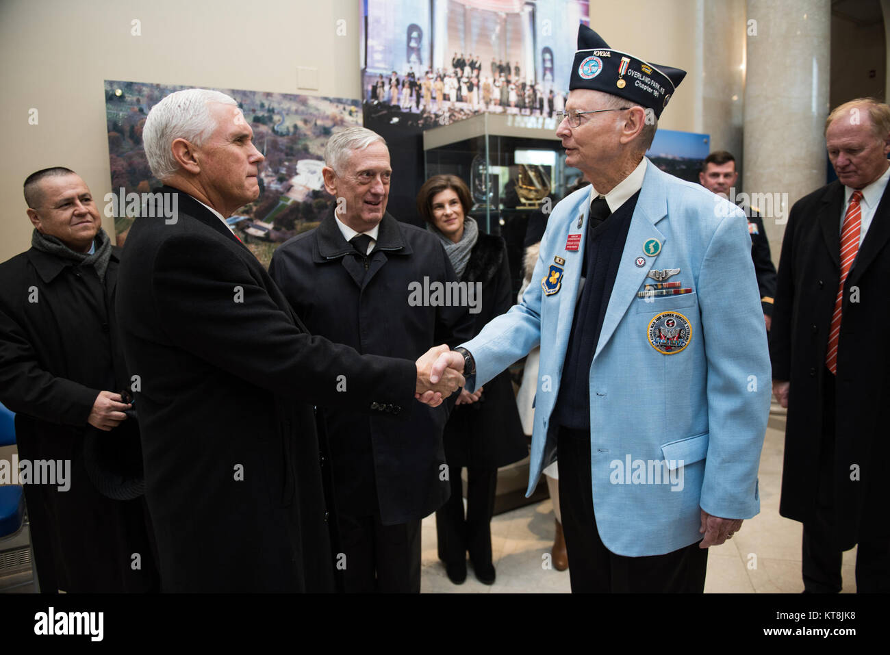 Da sinistra: Vice Presidente Mike Pence; James Mattis, segretario della difesa; e Thomas Stevens, presidente nazionale, dei veterani di guerra coreana Associazione, parlare nel memoriale Anfiteatro Sala di visualizzazione presso il Cimitero Nazionale di Arlington, Arlington, Virginia, nov. 11, 2017. Pence in precedenza deposto una corona presso la tomba del Milite Ignoto in onore dei veterani del giorno. (U.S. Foto dell'esercito da Elizabeth Fraser / il Cimitero Nazionale di Arlington / rilasciato) Foto Stock