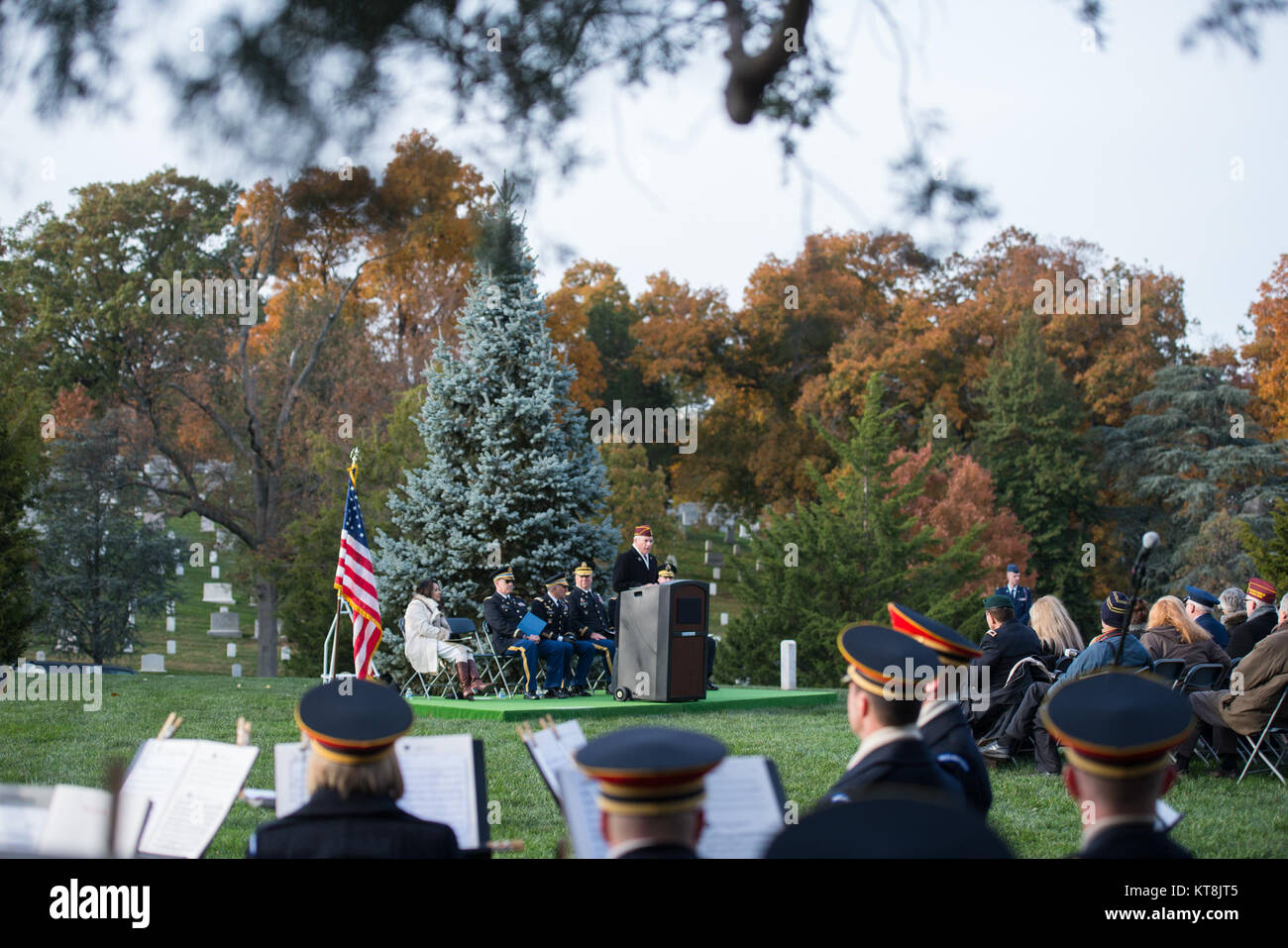 L'Ordine militare delle Guerre Mondiali detiene un memoriale di servizio sui veterani del giorno presso il recinto del generale degli eserciti John Pershing nella sezione 34 di Al Cimitero Nazionale di Arlington, Arlington, Virginia, nov. 11, 2017. I rappresentanti di oltre una dozzina di paesi stranieri di cui ghirlande a Pershing il recinto. (U.S. Foto dell'esercito da Elizabeth Fraser / il Cimitero Nazionale di Arlington / rilasciato) Foto Stock