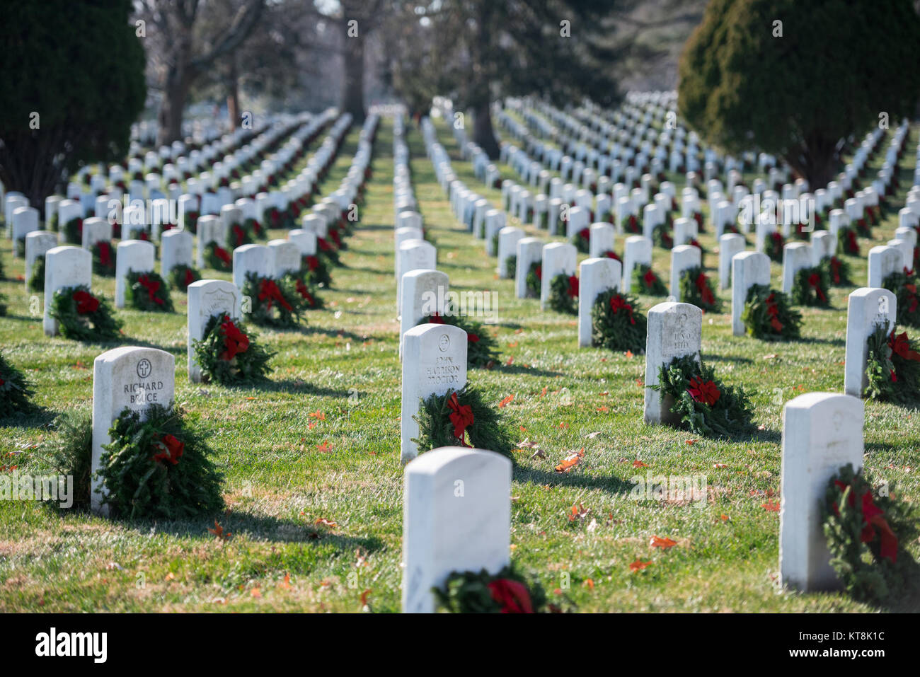 Ghirlande poste in corrispondenza di lapidi nella Sezione 24 durante le ghirlande in tutta l'America evento presso il Cimitero Nazionale di Arlington Arlington, Virginia, Dic 16, 2017. In questo giorno, volontari posto corone di fiori in ogni recinto presso il Cimitero Nazionale di Arlington.(STATI UNITI Foto dell'esercito da Elizabeth Fraser / il Cimitero Nazionale di Arlington / rilasciato) Foto Stock