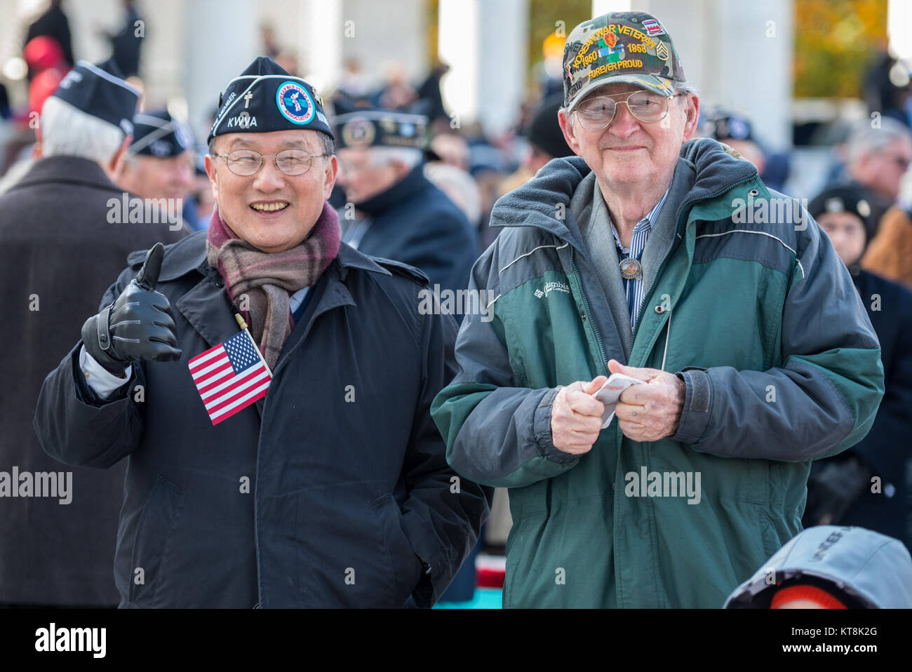 Il coreano dei veterani di guerra che frequentano i veterani giorno cerimonia presso il Memorial anfiteatro presso il Cimitero Nazionale di Arlington, Arlington, Virginia, nov. 11, 2017. (U.S. Foto dell'esercito da Elizabeth Fraser / il Cimitero Nazionale di Arlington / rilasciato) Foto Stock