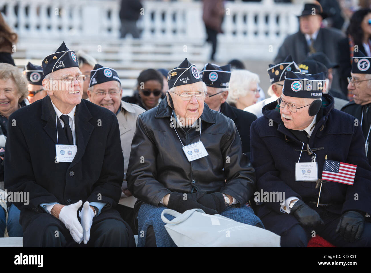 Il coreano dei veterani di guerra che frequentano i veterani giorno cerimonia presso il Memorial anfiteatro presso il Cimitero Nazionale di Arlington, Arlington, Virginia, nov. 11, 2017. (U.S. Foto dell'esercito da Elizabeth Fraser / il Cimitero Nazionale di Arlington / rilasciato) Foto Stock
