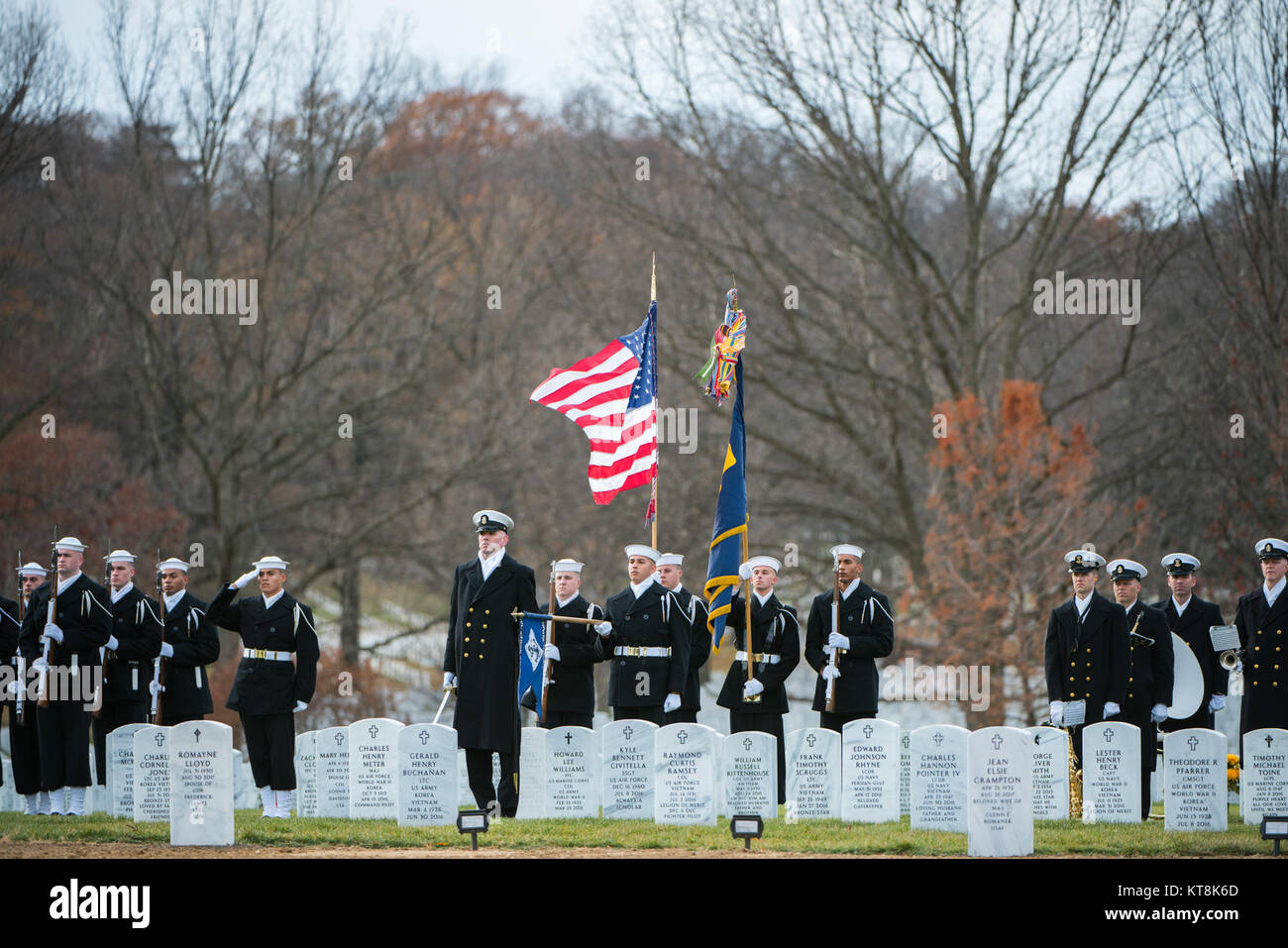 Gli Stati Uniti Navy Band partecipa in tutti gli onori del funerale di U.S. Navy Radioman terza classe Bean Howard nella sezione 60 di Al Cimitero Nazionale di Arlington Arlington, Virginia, 6 dicembre 2017. Fagiolo, insieme con 429 marinai a bordo della USS Oklahoma, è stato ucciso nelle prime ore del mattino dell'attacco a Pearl Harbor dopo la nave capovolta rapidamente da numerose siluro colpisce, 7 dicembre, 1941. Quasi 400 di tali marinai, compresi i fagioli sono stati identificati dopo l'attacco e furono sepolti in 46 tenute presso il National Memorial Cemetery del Pacifico, noto anche come la conca, a Honolulu, Hawaii. Nel 2015, Foto Stock