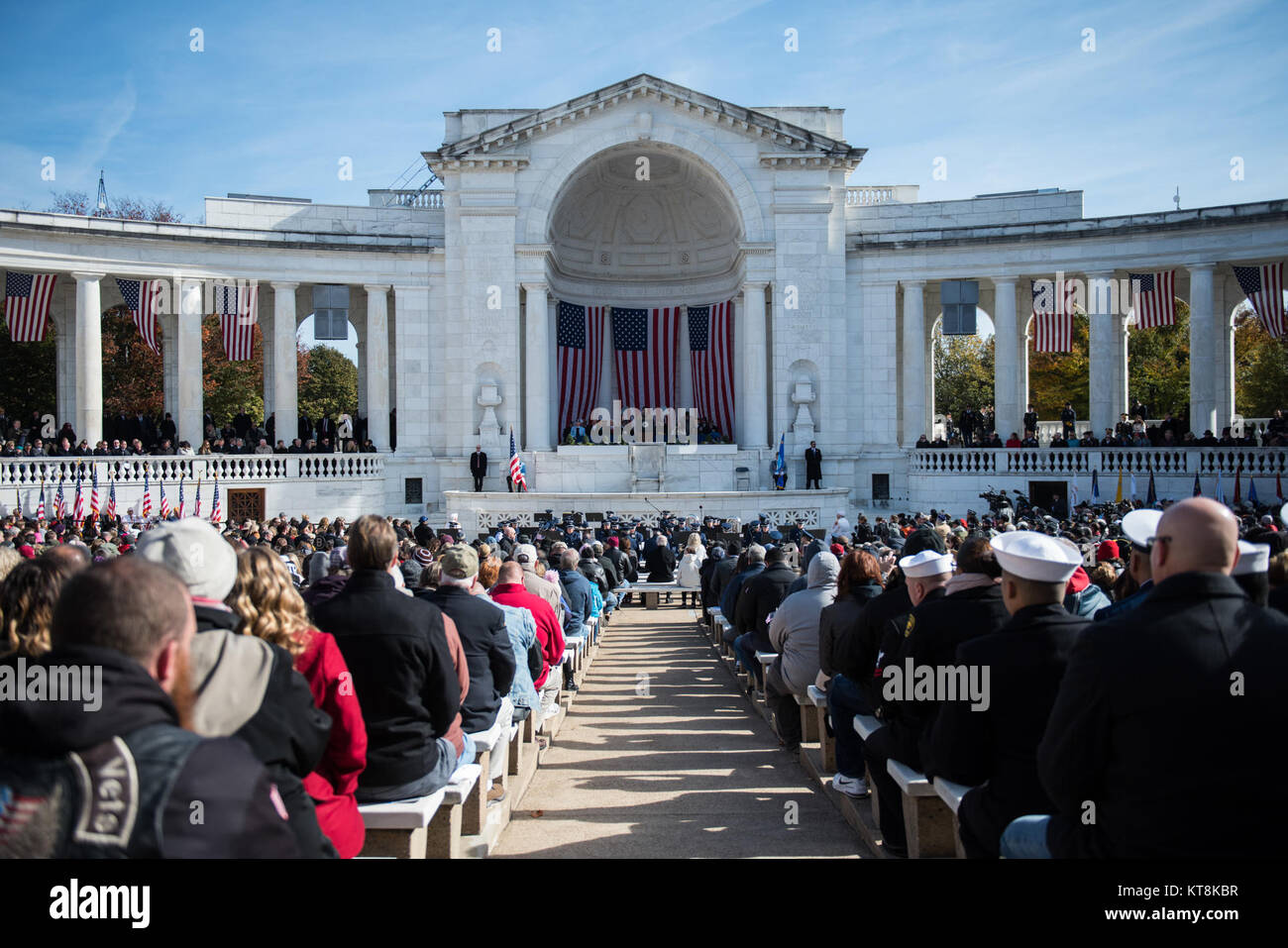 I partecipanti dei veterani del giorno rispetto al Memorial anfiteatro di Arlington il Cimitero Nazionale di Arlington, Virginia, nov. 11, 2017. (U.S. Foto dell'esercito da Elizabeth Fraser / il Cimitero Nazionale di Arlington / rilasciato) Foto Stock