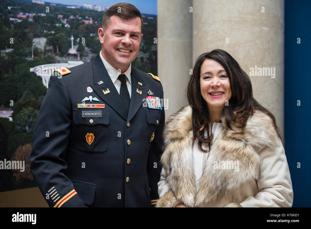Col. Jerry Farnsworth, capo del personale, Esercito Nazionale i cimiteri militari e il Cimitero Nazionale di Arlington; e Karen Durham-Aguilera, direttore esecutivo, Esercito Nazionale i cimiteri militari nel memoriale Anfiteatro Sala di visualizzazione durante la giornata dei veterani di osservanza a Arlington il Cimitero Nazionale di Arlington, Virginia, nov. 11, 2017. (U.S. Foto dell'esercito da Elizabeth Fraser / il Cimitero Nazionale di Arlington / rilasciato) Foto Stock