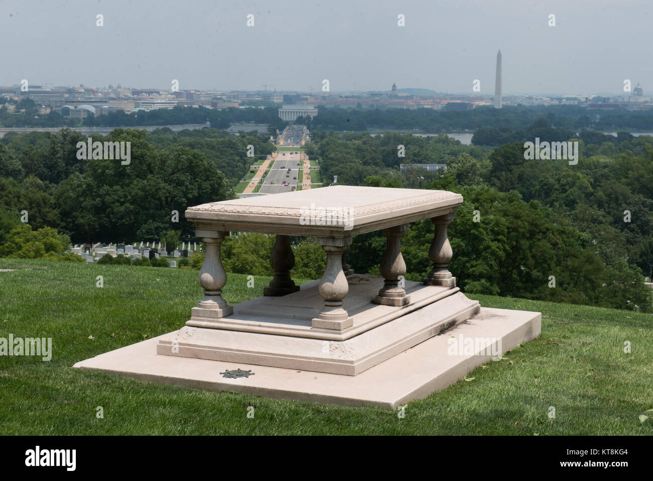 Pierre Charles L'Enfant, sepolto Sezione 2, grave S-3 di Al Cimitero Nazionale di Arlington, era un capitano, U.S. Gli ingegneri e un brevet principali, U.S. Esercito, guerra rivoluzionaria. Sotto la direzione del presidente George Washington, ha pianificato la Città Federale di Washington D.C. Morì il 14 giugno 1825 e venne sepolto sul Digges Farm, noto anche come Green Hill, Prince Georges County, Md. nel 1908 il collegio dei commissari della città di Washington ha chiesto al Segretario di guerra per rendere disponibile un apposito sito di sepoltura nel cimitero di Arlington. Egli era ridigitata il 28 aprile 1909 a 4p.m in sito la slo Foto Stock