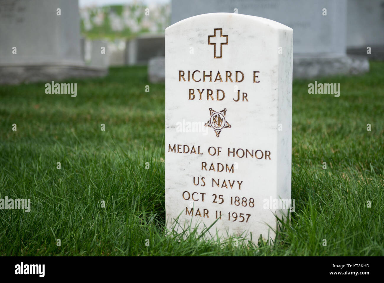 Ammiraglio Richard E. Byrd, sezione 2, grave 4969-1, era un esploratore artico e il primo uomo a volare al di sopra di entrambi i poli. Egli è stato premiato con la medaglia d'onore. (U.S. Foto dell'esercito da Rachel Larue/rilasciato) Foto Stock