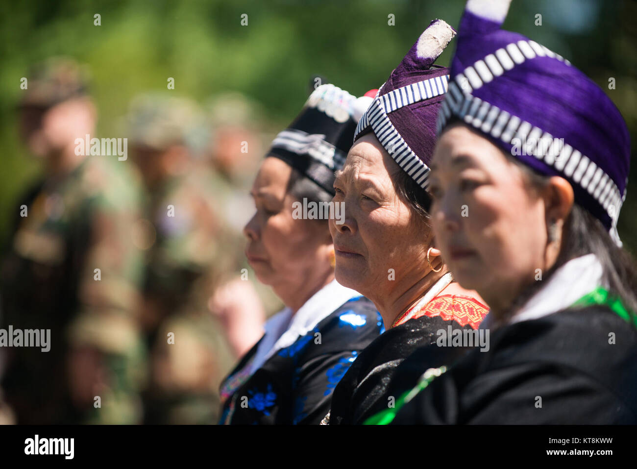 Ai partecipanti di ascoltare relatori durante una cerimonia in onore di Hmong e Lao veterani di guerra presso il memoriale di albero e la placca in Al Cimitero Nazionale di Arlington, 15 maggio 2015, Arlington, Virginia "Oggi ci commemorare l anniversario della dedicazione del Hmong e Lao veterani di guerra e i loro consulenti di American Memorial tree e placca…questo evento è un potente promemoria delle azioni degli Hmong, Lao e American service i deputati che hanno combattuto insieme come alleati durante la guerra del Vietnam, " detto Col. Joe Simonelli, Capo di stato maggiore presso il Cimitero Nazionale di Arlington, non raffigurato, durante il suo commento. Foto Stock