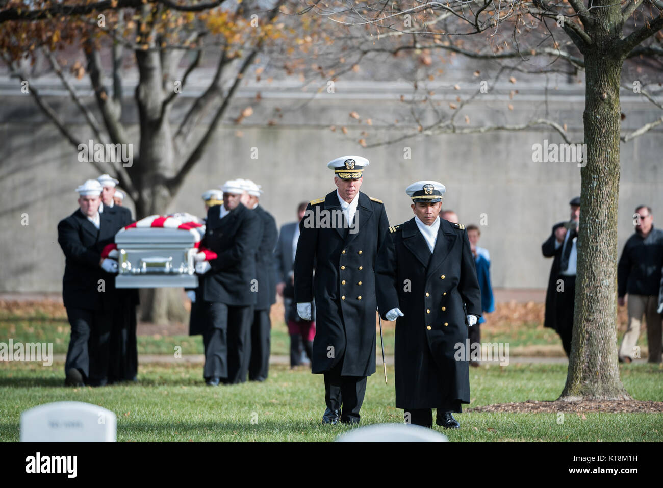 Stati Uniti Navy Adm posteriore. Karl Thomas (centro), direttore del XXI secolo marinaio ufficio; e U.S. Il Cappellano della marina (Lt.) Eduardo Amora (destra) partecipano in tutti gli onori del funerale di U.S. Navy Radioman terza classe Bean Howard nella sezione 60 di Al Cimitero Nazionale di Arlington Arlington, Virginia, 6 dicembre 2017. Fagiolo, insieme con 429 marinai a bordo della USS Oklahoma, è stato ucciso nelle prime ore del mattino dell'attacco a Pearl Harbor dopo la nave capovolta rapidamente da numerose siluro colpisce, 7 dicembre, 1941. Quasi 400 di tali marinai, compresi i fagioli sono stati identificati dopo l'attacco e furono sepolti in 46 lotti Foto Stock