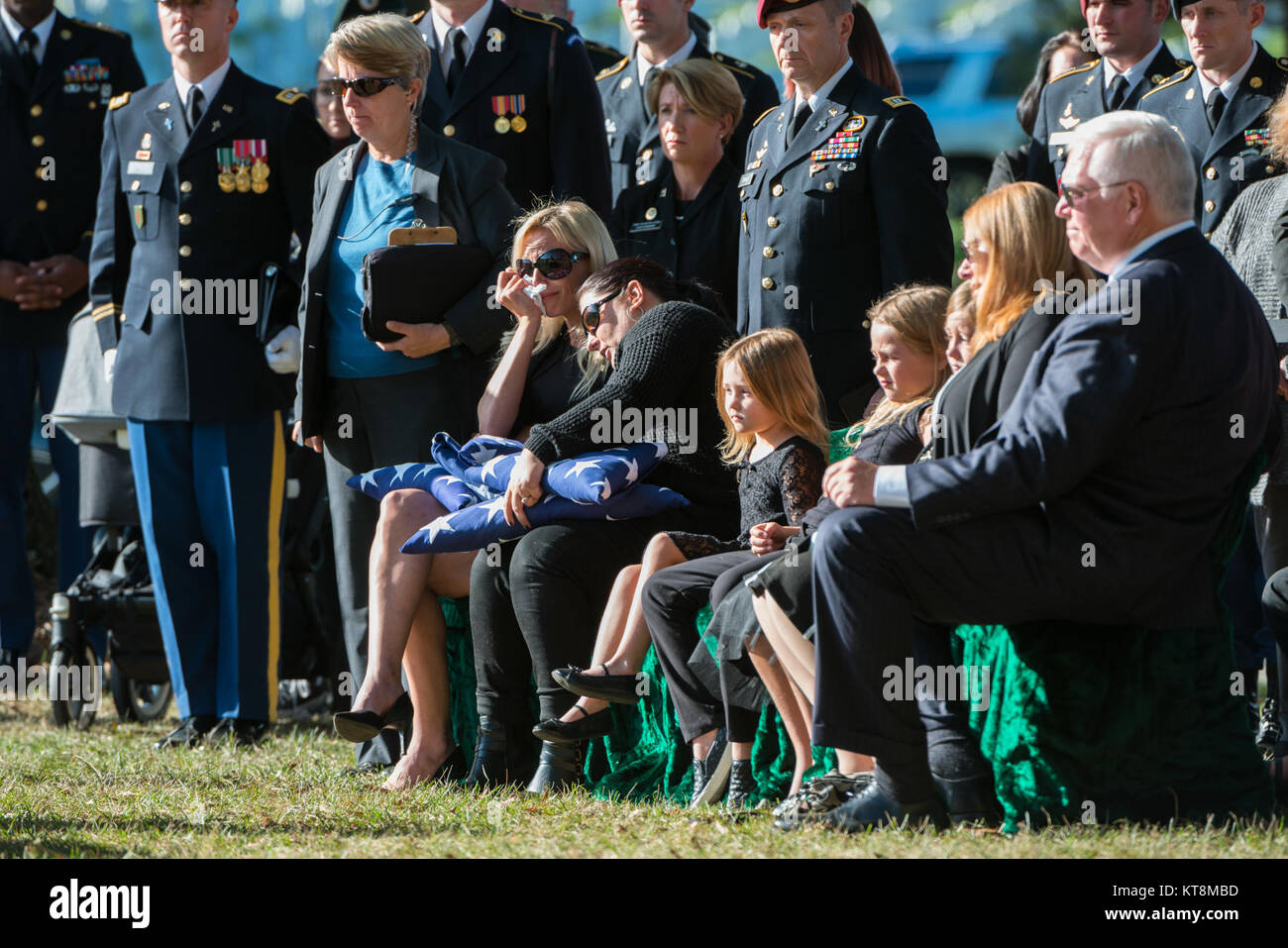 Rebecca Dalida detiene cinque Americn flag (presentato per se stessa e per le sue quattro figlie) durante il suo marito, U.S. Il personale dell'esercito Sgt. Alexander Dalida, graveside servizio nella sezione 60 di Al Cimitero Nazionale di Arlington Arlington, Virginia, Ottobre 25 2017. Dalida, 32, di Dunstable, Massachusetts, fu arruolato nelle forze speciali Corso di qualificazione presso l'U.S. Esercito John F. Kennedy Special Warfare Center e la scuola quando morì durante un esercizio di formazione a Fort Bragg, North Carolina, Sett. 14, 2017. (U.S. Foto dell'esercito da Elizabeth Fraser / il Cimitero Nazionale di Arlington / rilasciato) Foto Stock