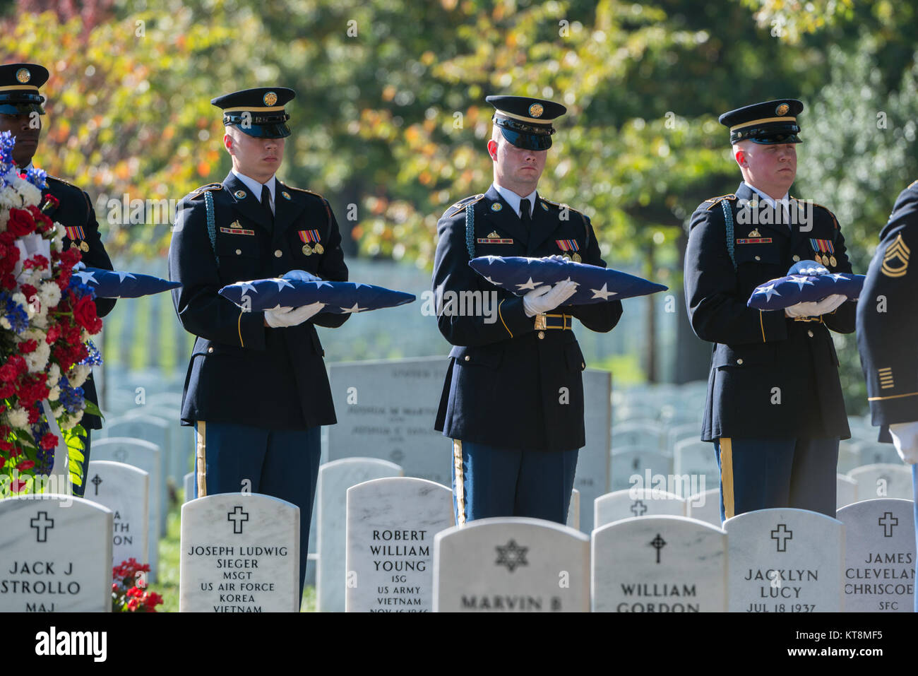 Il 3D U.S. Reggimento di Fanteria (la vecchia guardia) condurre il funerale di U.S. Il personale dell'esercito Sgt. Alexander Dalida nella sezione 60 di Al Cimitero Nazionale di Arlington, Arlington, Virginia, 25 ottobre 2017. Dalida, 32, di Dunstable, Massachusetts, fu arruolato nelle forze speciali Corso di qualificazione presso l'U.S. Esercito John F. Kennedy Special Warfare Center e la scuola quando morì durante un esercizio di formazione a Fort Bragg, North Carolina, Sett. 14, 2017. (U.S. Foto dell'esercito da Elizabeth Fraser / il Cimitero Nazionale di Arlington / rilasciato) Foto Stock