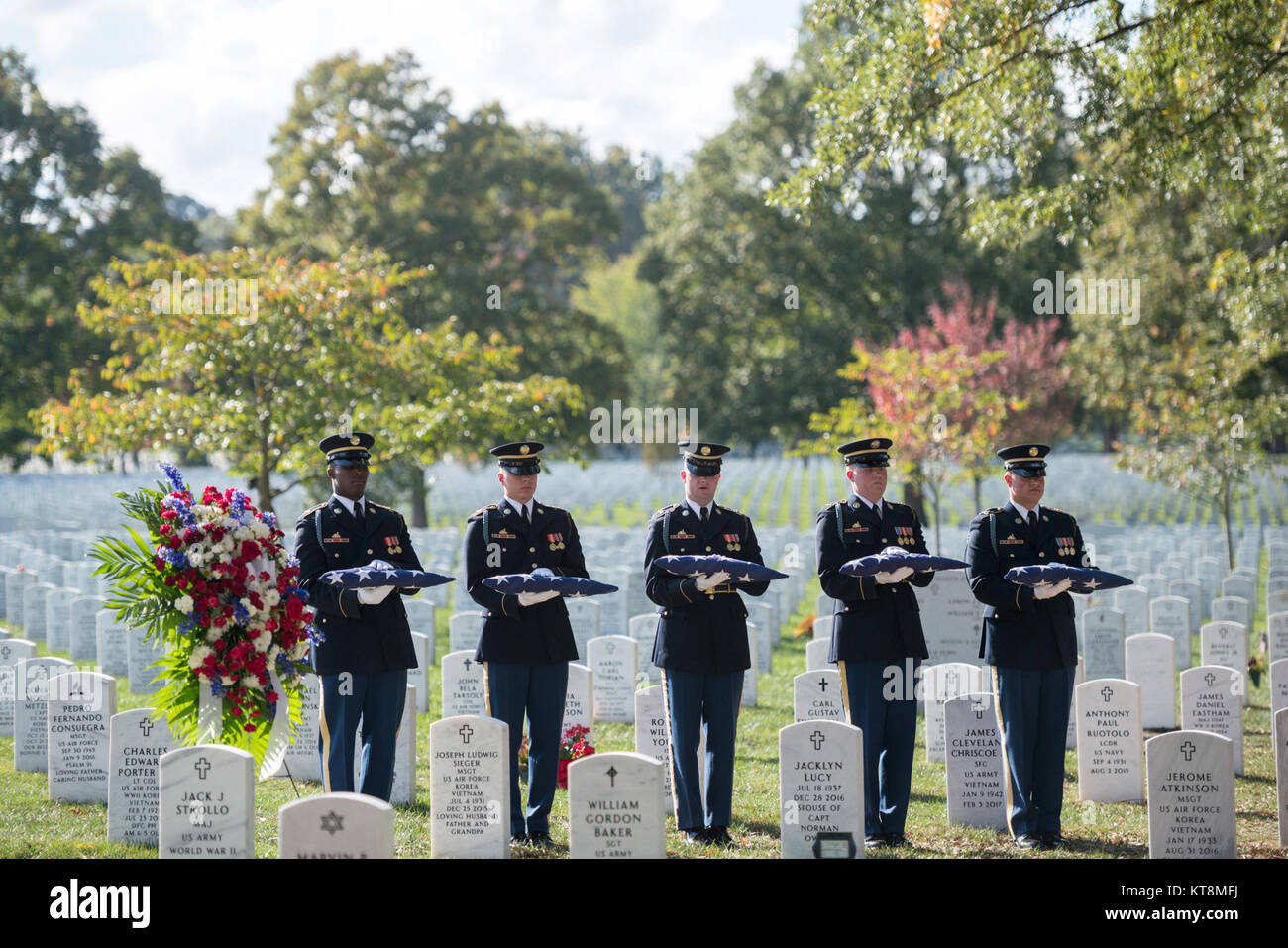 Il 3D U.S. Reggimento di Fanteria (la vecchia guardia) condurre il funerale di U.S. Il personale dell'esercito Sgt. Alexander Dalida nella sezione 60 di Al Cimitero Nazionale di Arlington, Arlington, Virginia, 25 ottobre 2017. Dalida, 32, di Dunstable, Massachusetts, fu arruolato nelle forze speciali Corso di qualificazione presso l'U.S. Esercito John F. Kennedy Special Warfare Center e la scuola quando morì durante un esercizio di formazione a Fort Bragg, North Carolina, Sett. 14, 2017. (U.S. Foto dell'esercito da Elizabeth Fraser / il Cimitero Nazionale di Arlington / rilasciato) Foto Stock