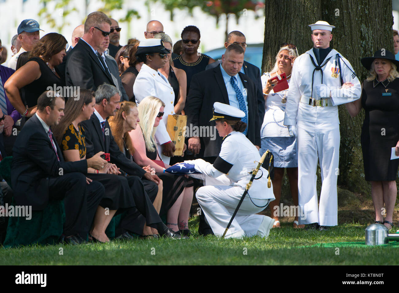 Erin Elizabeth Rehm riceve la bandiera americana dal Vice Adm. Jan Tighe, vice capo delle operazioni navali per la guerra Informatica e direttore di intelligence Navale, durante il servizio graveside per suo marito, U.S. Navy Fire Controlman Chief Gary Leo Rehm Jr. presso il Cimitero Nazionale di Arlington, Arlington, Virginia, Agosto 16, 2017. Rehm perirono quando la USS Fitzgerald (DDG 62) è stata coinvolta in una collisione con il filippino-contrassegnato mercantile ACX Cristallo a giugno 17, 2017. Gli Stati Uniti Navy postumo promosso Rehm al fuoco Controlman capo in una cerimonia in precedenza questa settimana. (U.S. Esercito foto di Elizabe Foto Stock