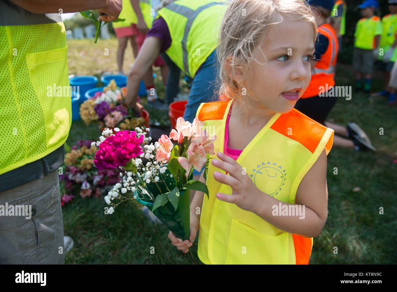 Ada Sharpe raccoglie fiori ai laici sulle tombe vicine nella sezione 21 di Al Cimitero Nazionale di Arlington, Arlington, Virginia, luglio 14, 2017. Oltre 400 volontari professionisti del paesaggio ha partecipato in Associazione Nazionale dei professionisti del paesaggio' xxi rinnovo annuo e ricordo presso ANC. (U.S. Foto dell'esercito da Elizabeth Fraser / il Cimitero Nazionale di Arlington / rilasciato) Foto Stock