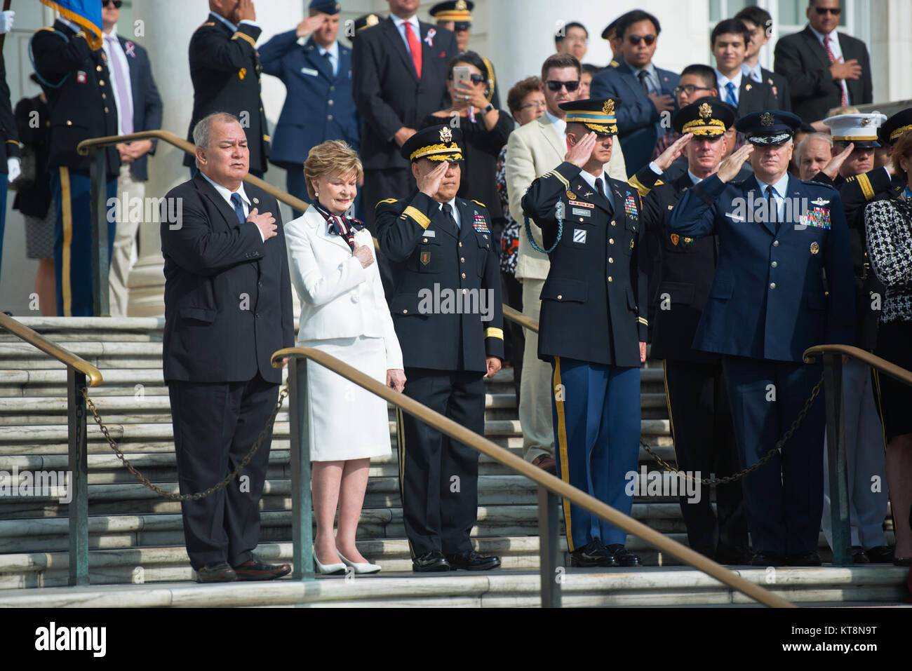 (Da sinistra) dal congressista Gregorio Sablan delle Isole Marianne Settentrionali; Congressista Madeleine Bordallo di Guam; Brig. Gen. Roderick Guerrero, adjunct generale, Guam; e Col. Jason Garvey, 3d Reggimento di Fanteria comandante, partecipare a un esercito tutti gli onori Wreath-Laying cerimonia presso la tomba del Milite Ignoto per commemorare il 73º anniversario della liberazione di Guam e la battaglia per le Isole Marianne del Nord presso il Cimitero Nazionale di Arlington, Arlington, Virginia, luglio 14, 2017. (U.S. Foto dell'esercito da Elizabeth Fraser / il Cimitero Nazionale di Arlington / rilasciato) Foto Stock