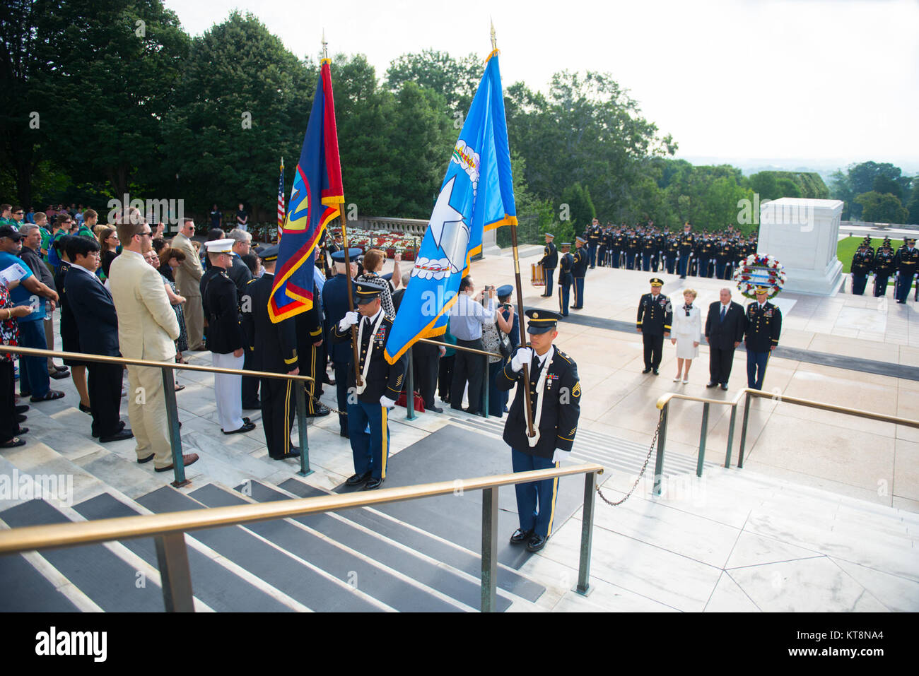 (Da sinistra) Brig. Gen. Roderick Guerrero, adjunct generale, Guam; Congressista Madeleine Bordallo di Guam; Congressman Gregorio Sablan delle Isole Marianne Settentrionali; e Col. Jason Garvey, 3d Reggimento di Fanteria comandante, partecipare a un esercito tutti gli onori Wreath-Laying cerimonia presso la tomba del Milite Ignoto per commemorare il 73º anniversario della liberazione di Guam e la battaglia per le Isole Marianne del Nord presso il Cimitero Nazionale di Arlington, Arlington, Virginia, luglio 14, 2017. (U.S. Foto dell'esercito da Elizabeth Fraser / il Cimitero Nazionale di Arlington / rilasciato) Foto Stock