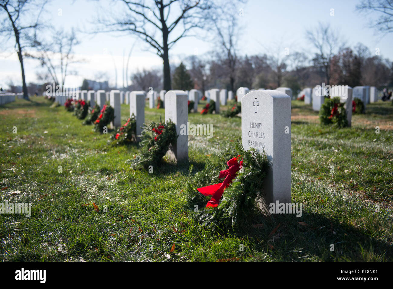 Ghirlande poste in corrispondenza di lapidi nella Sezione 66 durante le ghirlande in tutta l'America evento presso il Cimitero Nazionale di Arlington Arlington, Virginia, Dic 16, 2017. In questo giorno, volontari posto corone di fiori in ogni recinto presso il Cimitero Nazionale di Arlington. Qui illustrato è la tomba di U.S. Air Force Lt. Col. Henry Charles Burrows con una ghirlanda che è stata posta da suo fratello Russell, e sua moglie. È stato il loro primo anno partecipano in DMG. (U.S. Foto dell'esercito da Elizabeth Fraser / il Cimitero Nazionale di Arlington / rilasciato) Foto Stock