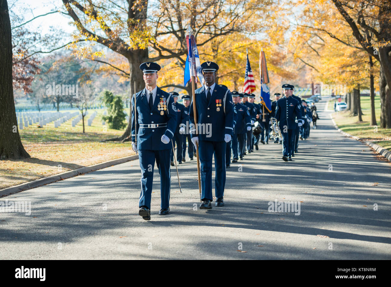Gli Stati Uniti Air Force Guardia d'onore, IL GOVERNO DEGLI STATI UNITI Air Force Band e il 3D U.S. Reggimento di Fanteria (la vecchia guardia) cassettone plotone di partecipare in tutti gli onori del funerale di U.S. Air Force Lt. Col. (Ret.) William Hellkamp nella sezione 55 di Al Cimitero Nazionale di Arlington, Arlington, Virgiia, Dicembre 1, 2017. Hellkamp servita negli Stati Uniti Esercito durante la Seconda Guerra Mondiale dal 1945 al 1946 e restituito al servizio attivo nel 1949 con gli Stati Uniti Air Force dopo la ricezione di una laurea dall'Università di Cincinnati. Hellkamp ha partecipato in Vietnam, Corea, e della seconda guerra mondiale i conflitti prima di andare in pensione nel 1977. Lui e la sua famiglia lo spostamento Foto Stock