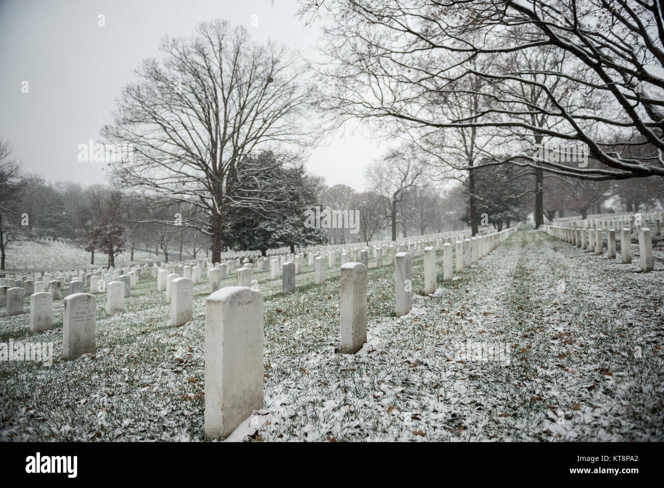 La neve cade su Al Cimitero Nazionale di Arlington Arlington, Virginia, Dicembre 9, 2017. (U.S. Foto dell'esercito da Elizabeth Fraser/ Al Cimitero Nazionale di Arlington / rilasciato) Foto Stock