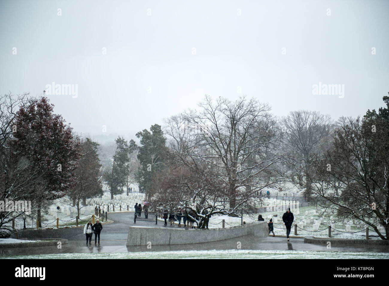 La neve cade su Al Cimitero Nazionale di Arlington Arlington, Virginia, Dicembre 9, 2017. (U.S. Foto dell'esercito da Elizabeth Fraser/ Al Cimitero Nazionale di Arlington / rilasciato) Foto Stock